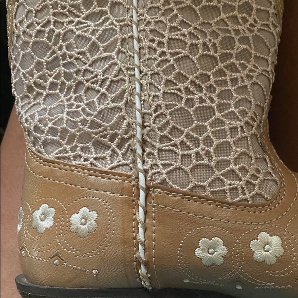 Durango cowboy boot. Tan with lace like details white embroidered flowers - Picture 2 of 8
